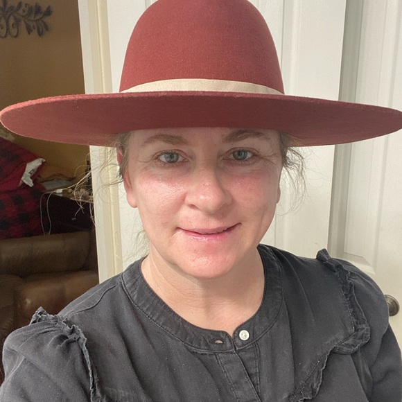 Meet your Posher, Rebecca - Picture 4 of 4